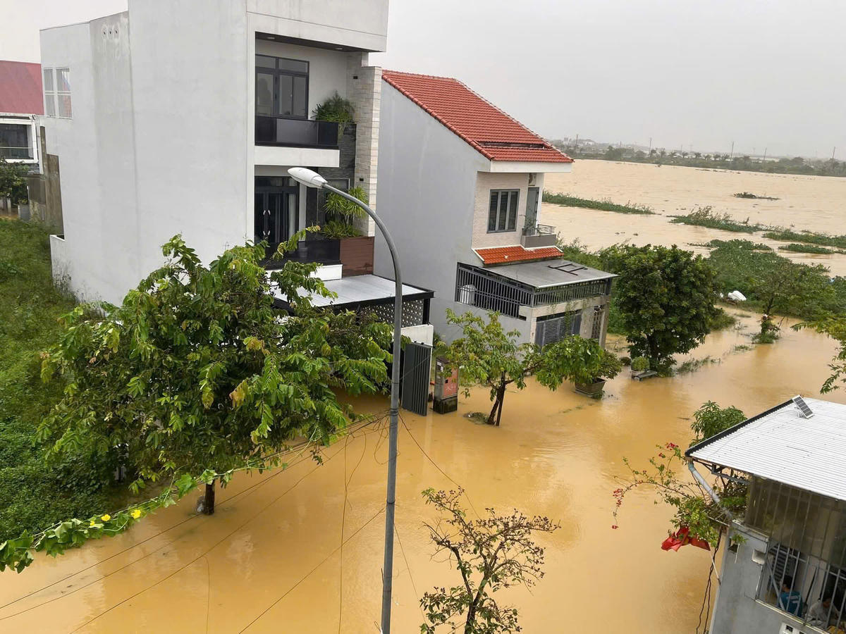 Trận lụt lịch sử tại Huế trong tháng 10 vừa qua khiến nhiều ngôi nhà ngập chìm trong nước. Ảnh: Quốc Tuấn