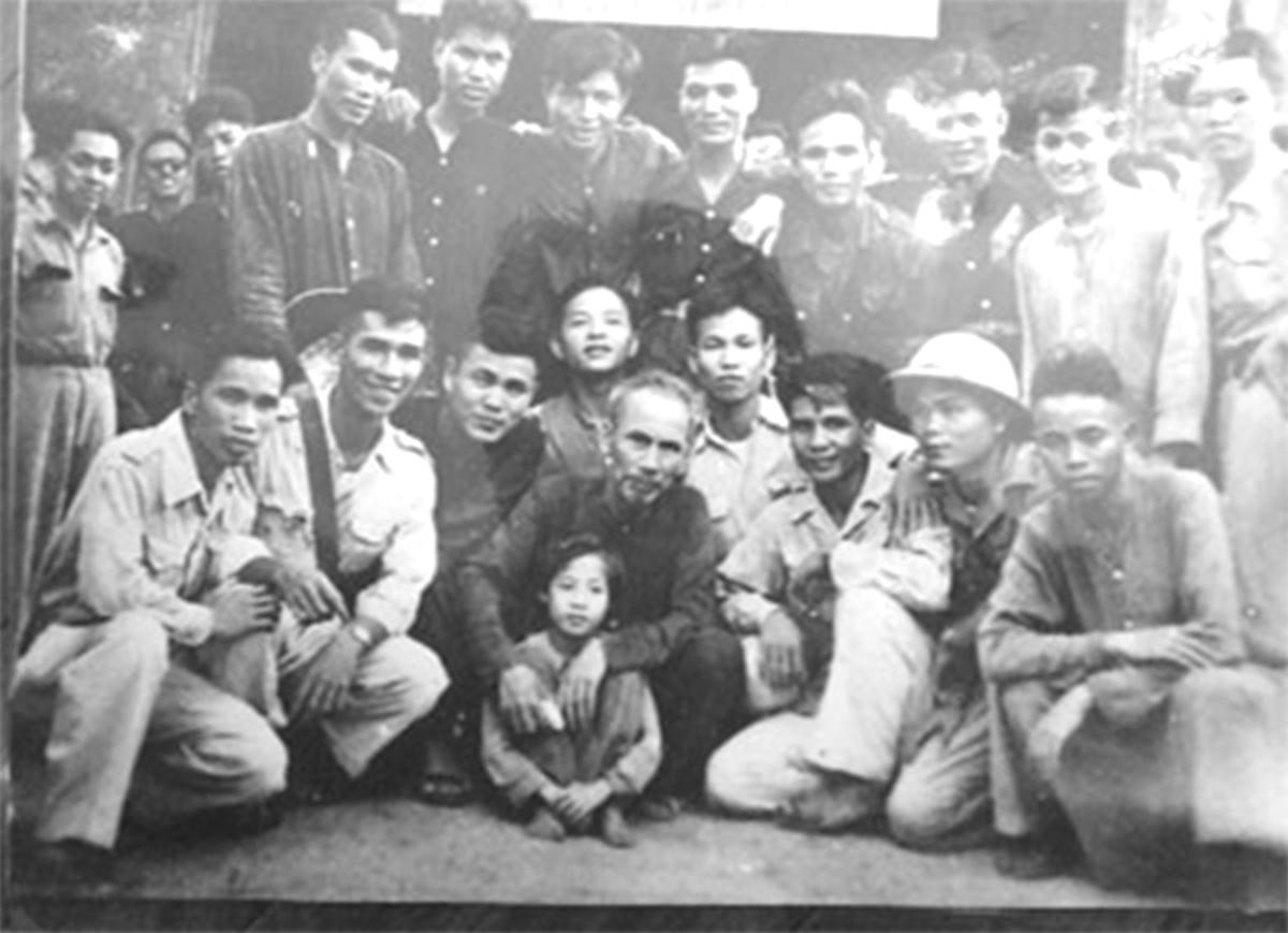 Ba Trịnh Tô Hợp được chụp ảnh chung với Bác Hồ va học vien trường Nguyễn Ái Quốc tại Việt Bắc (năm 1949). Ảnh Tư Liệu Bảo Tàng Cách Mạng Việt Nam.