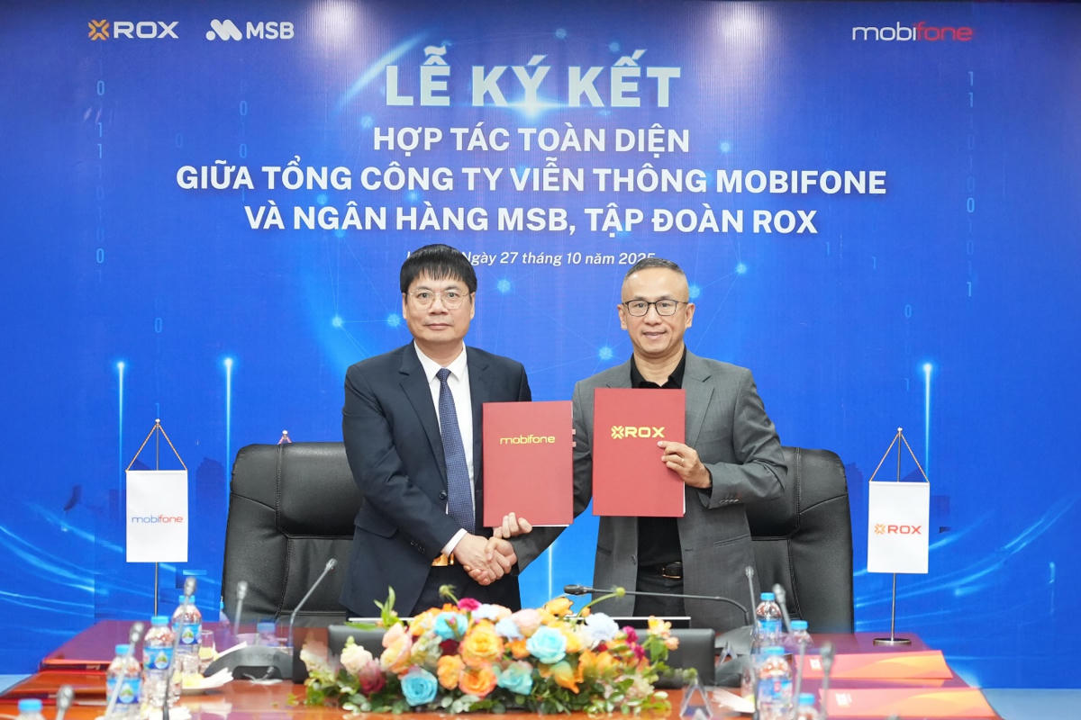 Đại diện MobiFone (trái) và ROX tại lễ ký kết hợp tác ngày 27/10/2025