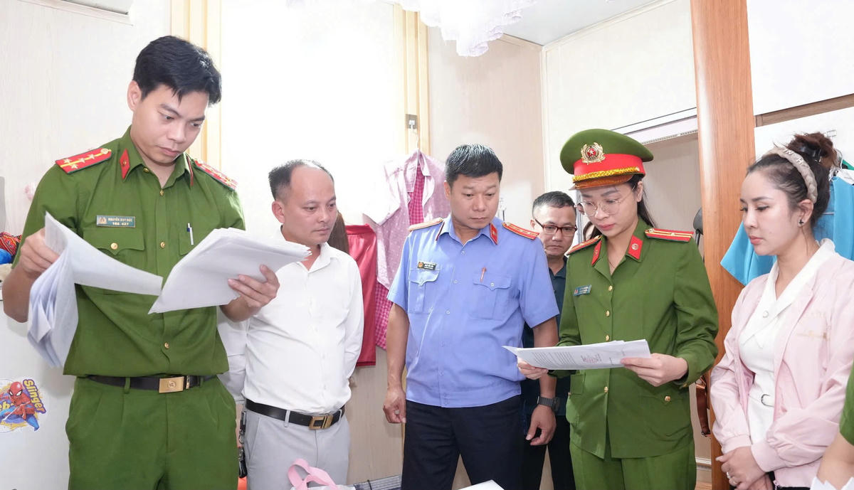 Cơ quan điều tra đọc lệnh khởi tố Doãn Thị Lệ Xuân. Ảnh: Lâm Bùi.