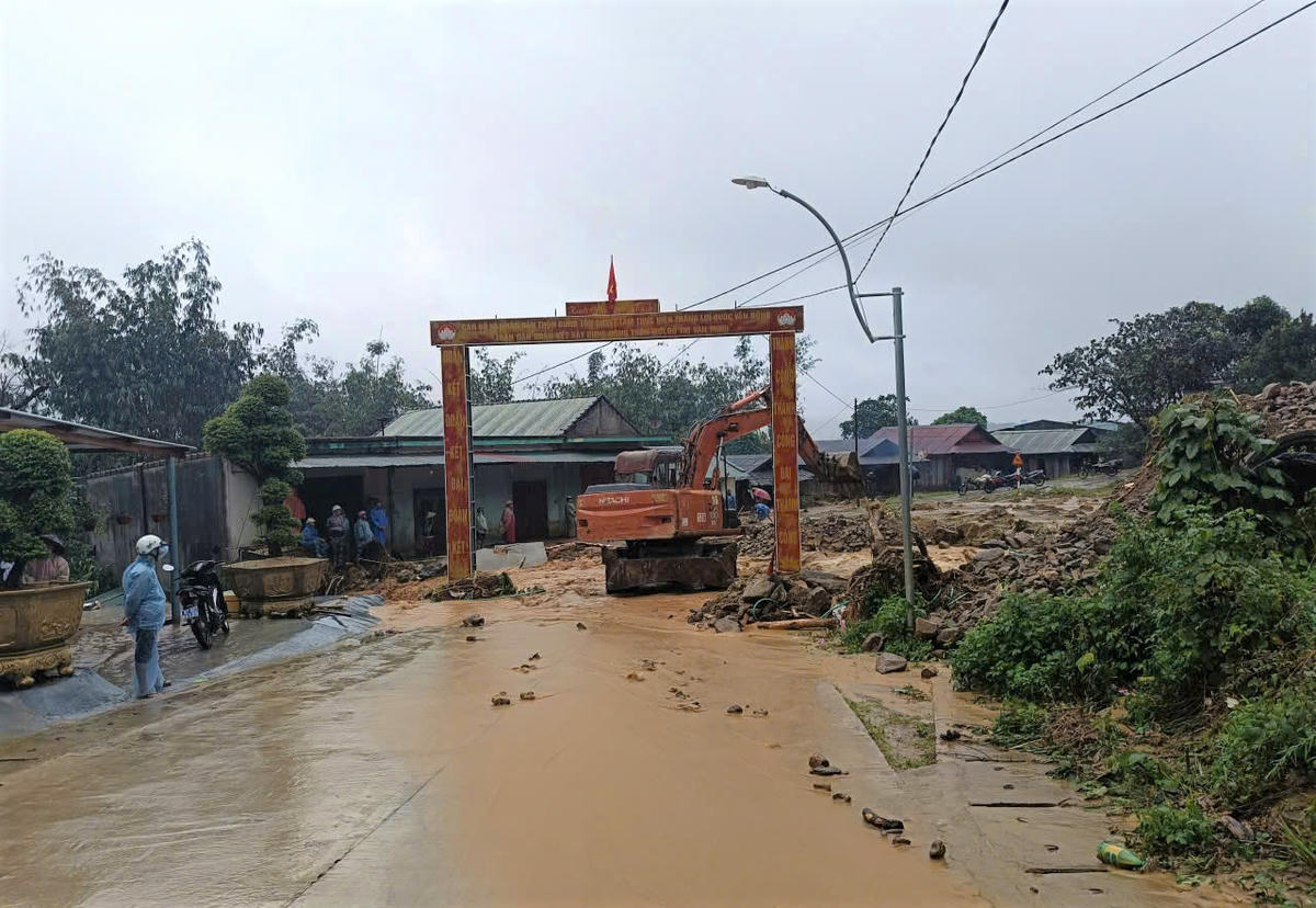 Lực lượng chức năng Quảng Ngãi đưa máy móc khắc phục điểm sạt lở. Ảnh: CV.