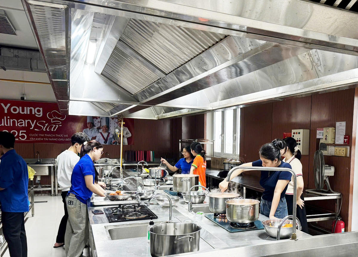 Sinh viên Trường Đại học Đông Á chuẩn bị 600 suất ăn hỗ trợ các bệnh nhân đang điều trị và bị kẹt lại tại Bệnh viện Đa khoa khu vực Quảng Nam (TP Đà Nẵng) do mưa lũ. Ảnh: Kim Chi.