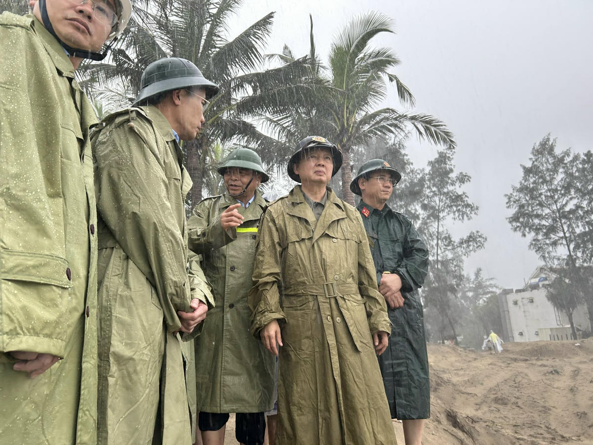 Phó Thủ tướng Trần Hồng Hà kiểm tra&nbsp;sạt lở biển An Bàng. Ảnh: Chí Đại.