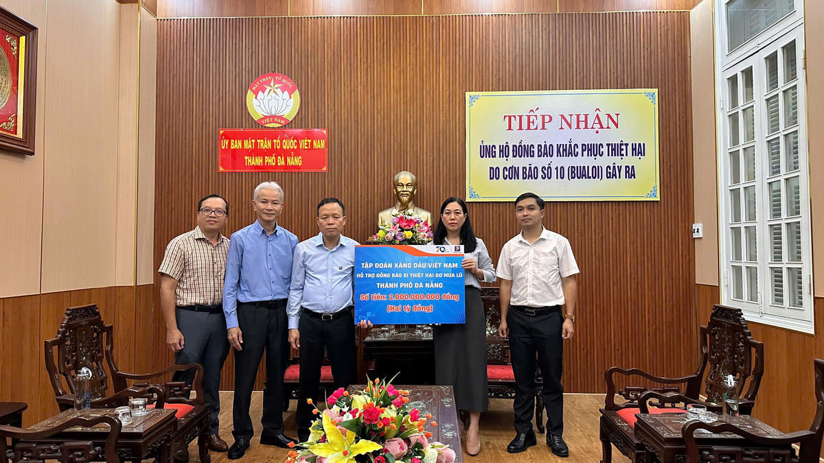 Tập đoàn Xăng dầu Việt Nam trao tiền 2 tỷ đồng hỗ trợ đồng bào bị thiệt hại do mưa, lũ gây ra trên địa bàn TP Đà Nẵng.&nbsp;Ảnh: CV.