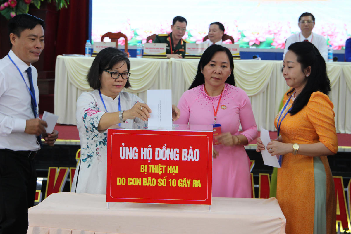 Các đại biểu ủng hộ đồng bào bị ảnh hưởng bởi thiên tai. Ảnh: Q.Đ.