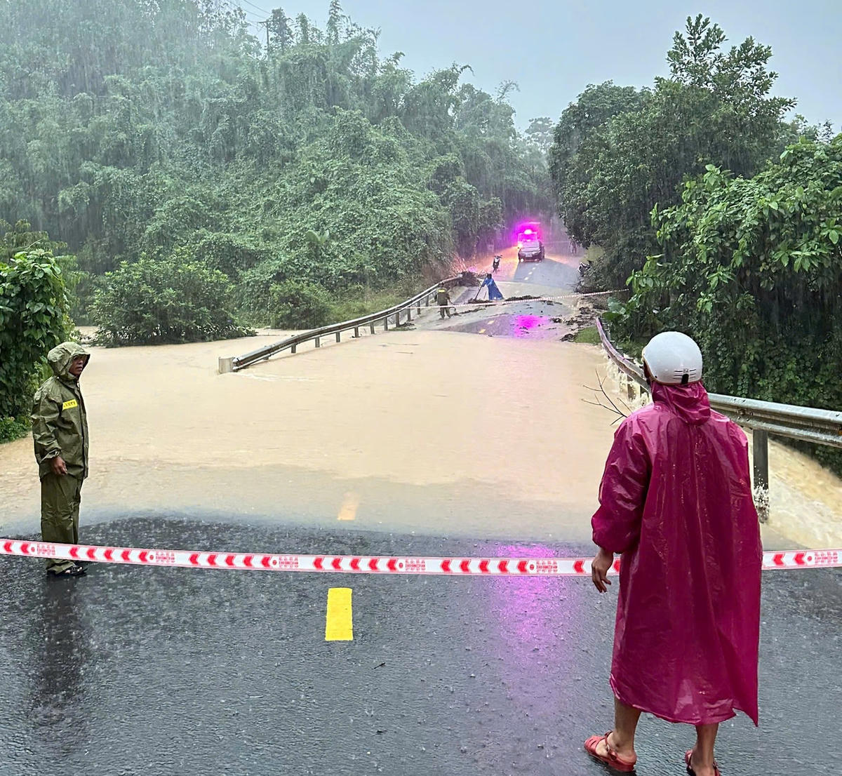 Nhiều đoạn đường bị ngập được chốt chặn không cho lưu thông. Ảnh: CV.