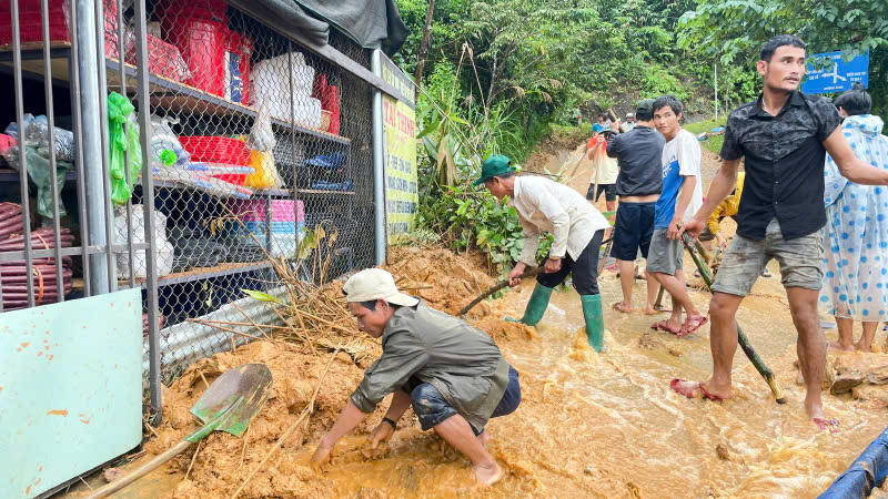 Lực lượng chức năng xã Trà Tập khắc phục điểm sạt lở. Ảnh: CV.