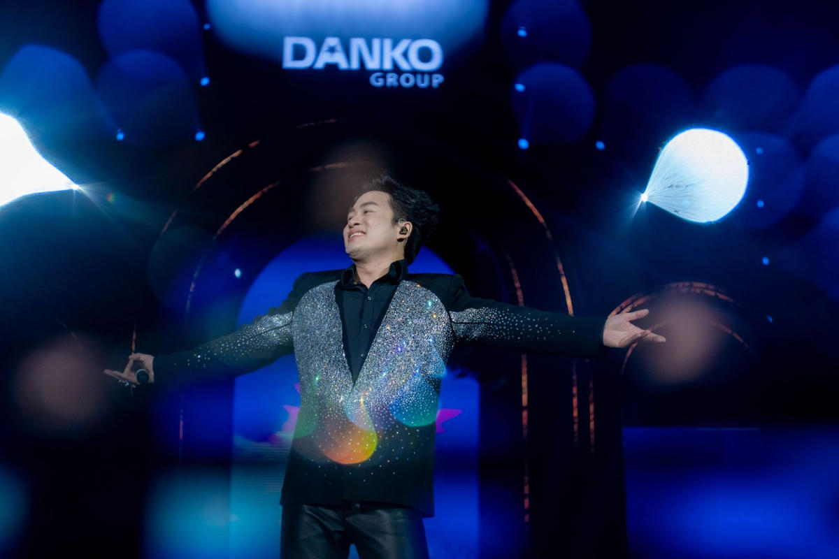 Divo Tùng Dương mang đến một không gian âm nhạc bùng nổ và giàu nội lực.