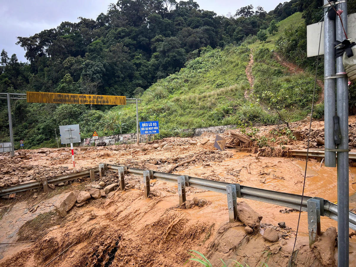 Mưa lớn kéo dài khiến đèo Lò Xo liên tục xuất hiện sạt lở nghiêm trọng. Ảnh: Công an cung cấp.