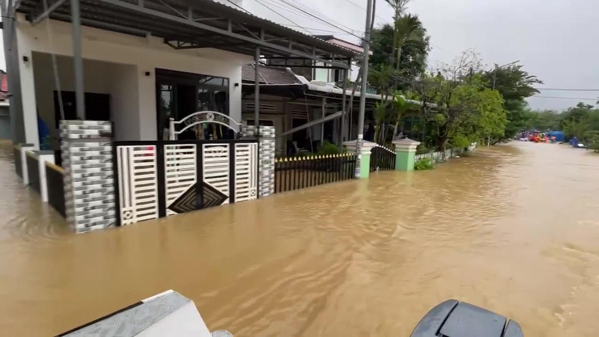 Nhiều ngôi nhà của người dân xã Duy Nghĩa ngập sâu. Ảnh: T.Thành.