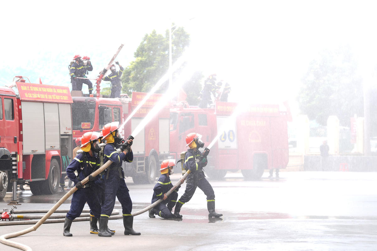 Các lực lượng chức năng nỗ lực dập tắt đám cháy. Ảnh: C.T.