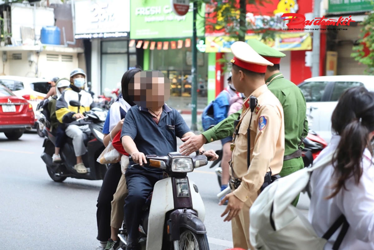 Phụ huynh và 2 học sinh đều không đội mũ bảo hiểm bị lực lượng CSGT đường bộ số 1 xử lý.