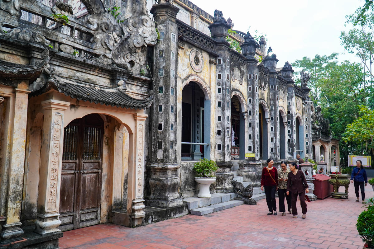 Toàn bộ bố cục chùa được sắp xếp theo trục 'tiền Phật, hậu Thánh', phản ánh đặc điểm tín ngưỡng song hành giữa đạo Phật và tín ngưỡng dân gian ở đồng bằng Bắc Bộ. Ảnh: Đình Minh