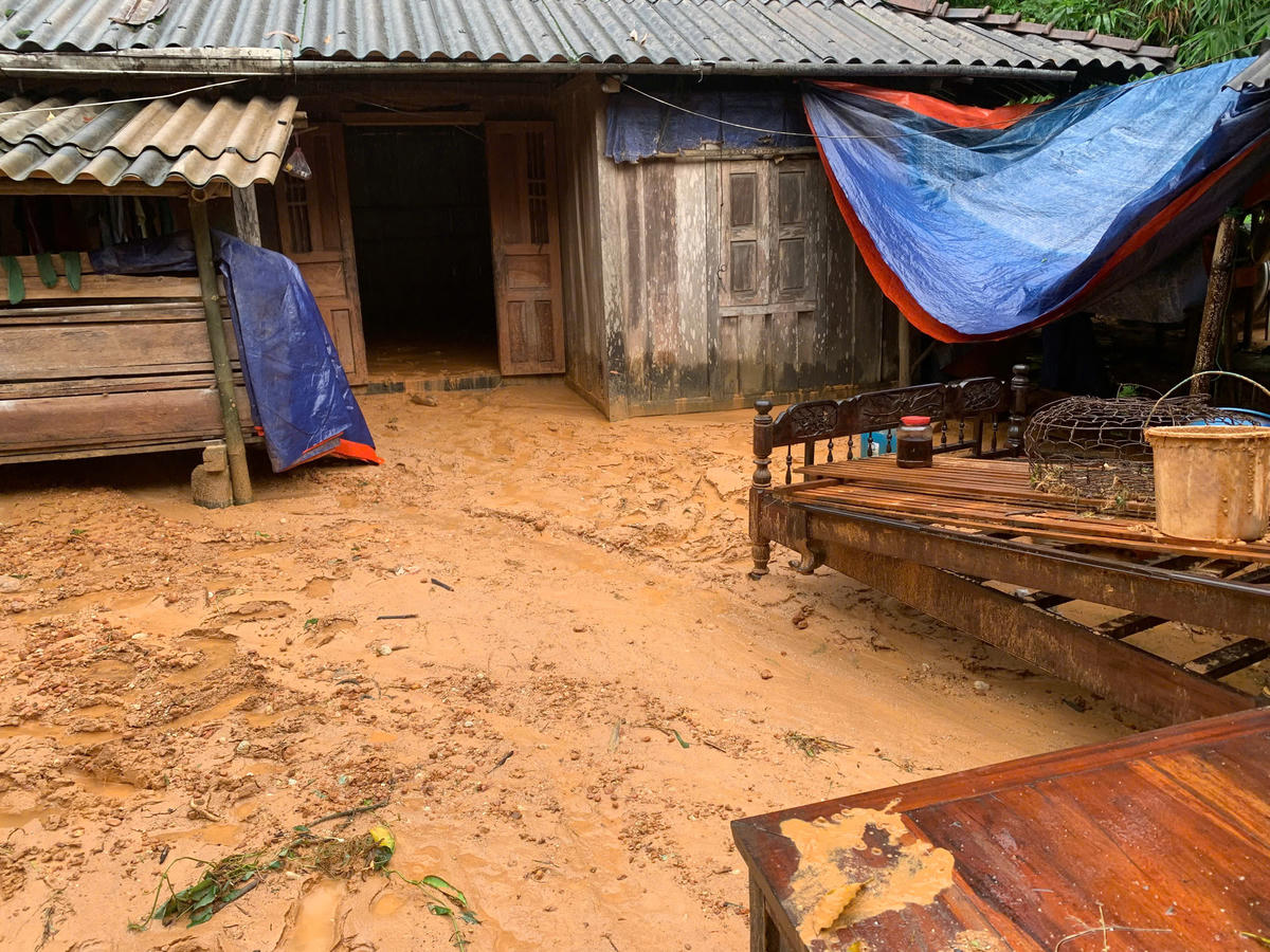 Nhà ở của một hộ dân bị đất tràn vào. Ảnh: BP.