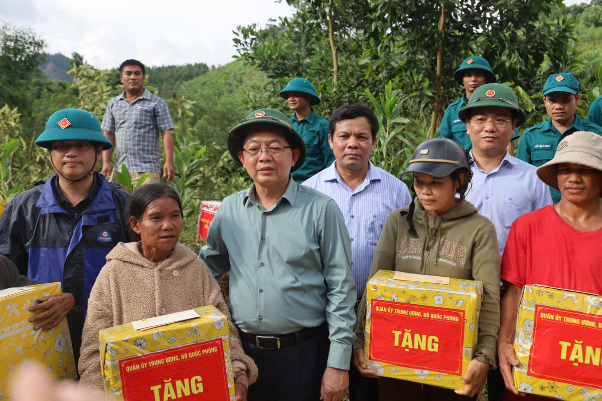 Phó Thủ tướng Chính phủ Hồ Quốc Dũng tặng quà cho người dân xã Tây Trà Bồng. Ảnh: CV.