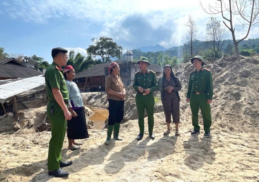 Công an xã Văn Bàn xuống lắng nghe ý kiến người dân. Ảnh: Tuấn Trung.