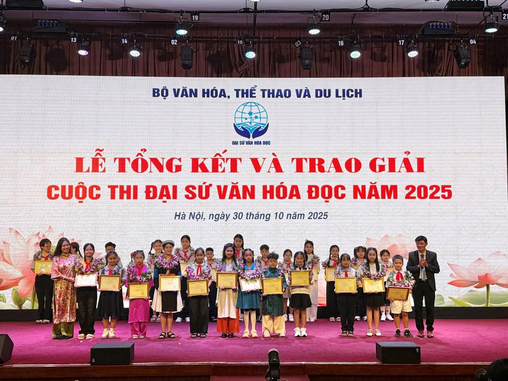 BTC trao giải cho các thí sinh cấp tiểu học. Ảnh: Đình Toán.