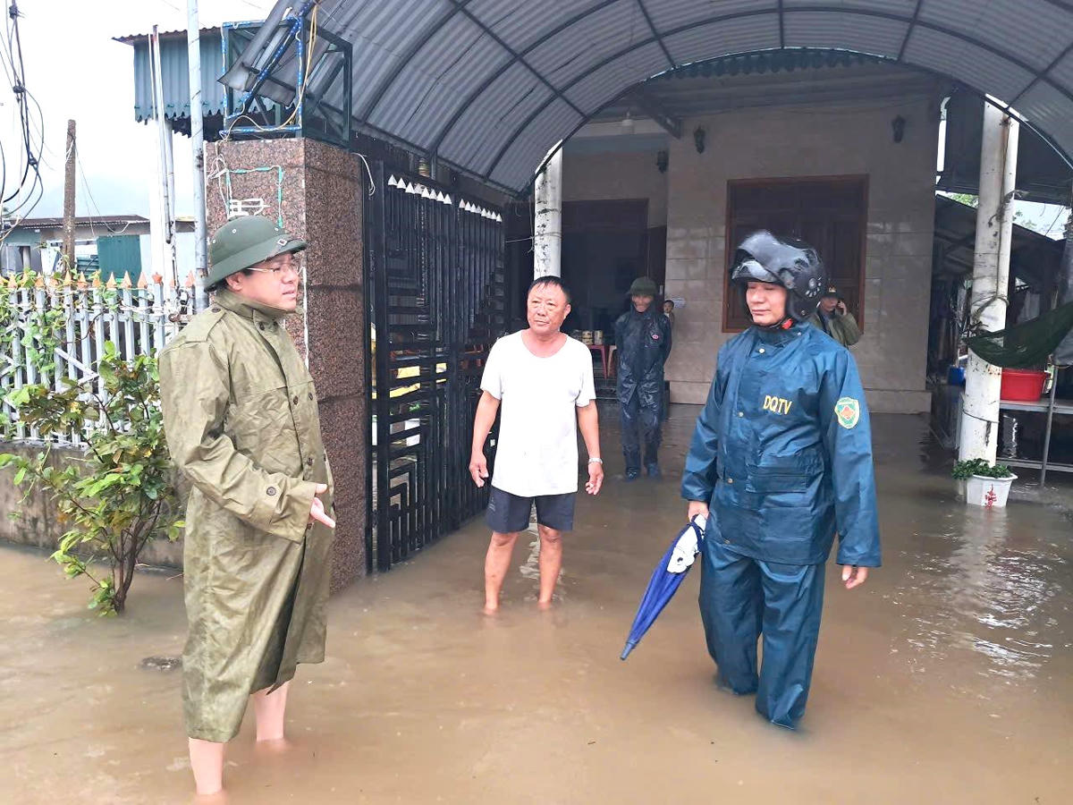 Nước lũ đã tràn vào sân của nhiều hộ dân ở phường Hoành Sơn. Ảnh: HS
