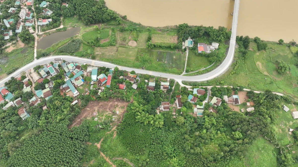 Các vị trí không đảm bảo an toàn cho khu dân cư khi mùa mưa lũ đến. Ảnh: Tư liệu/UBND xã Tuyên Phú cung cấp.