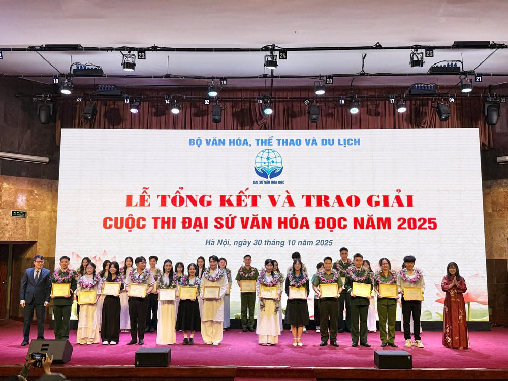 BTC trao giải cho các thí sinh khối đại học/học viện. Ảnh: Đình Toán.