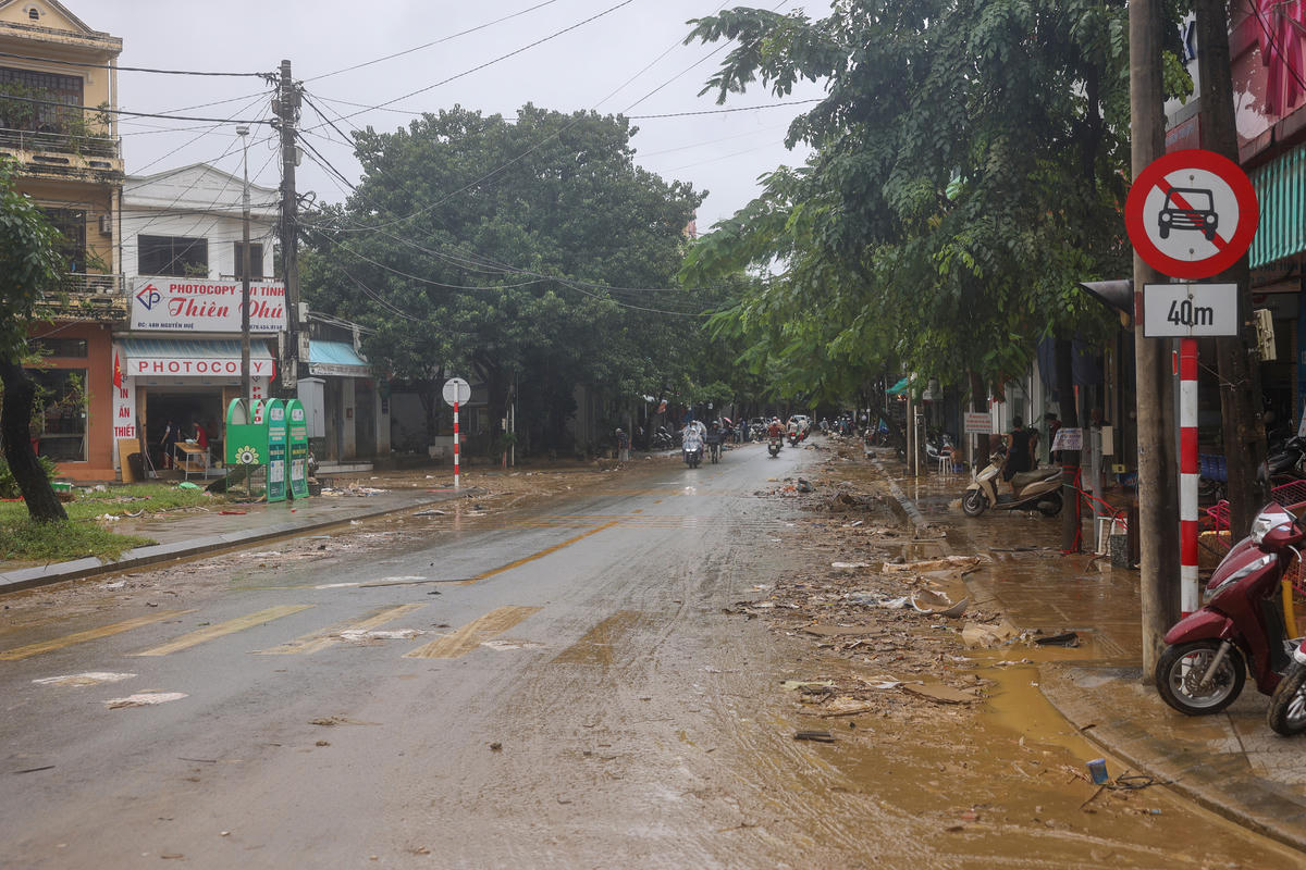 Sau khi lũ rút, trên nhiều tuyến đường tại trung tâm TP để lại một lượng lớn bùn đất và rác thải.&nbsp; Ảnh: CTV.