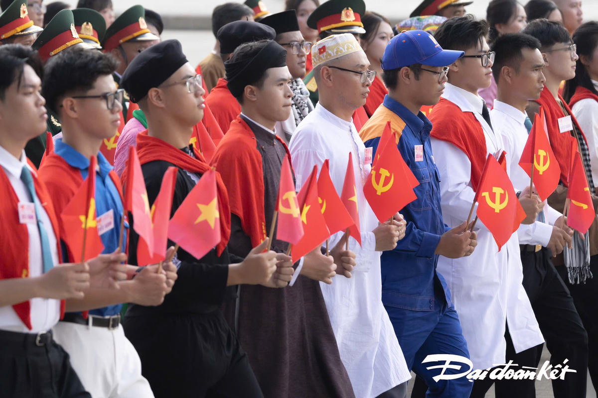 Dự thảo Văn kiện Đại hội XIV đã xác định: xây dựng con người phát triển toàn diện chính là nhiệm vụ trung tâm của công cuộc phát triển văn hoá. Ảnh: Quang Vinh.