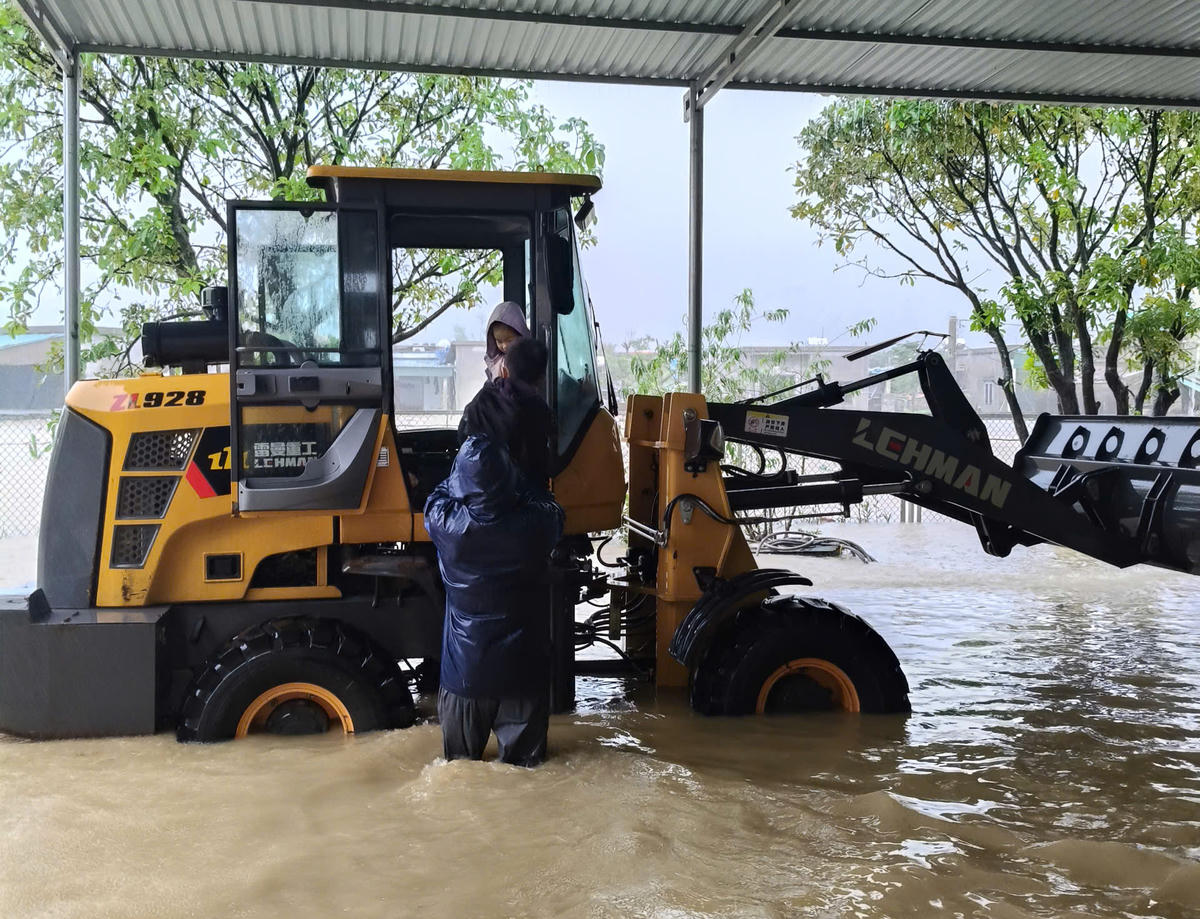 Công an phường Vũng Áng hỗ trợ người dân đến nơi an toàn do ngập sâu. Ảnh: HV.