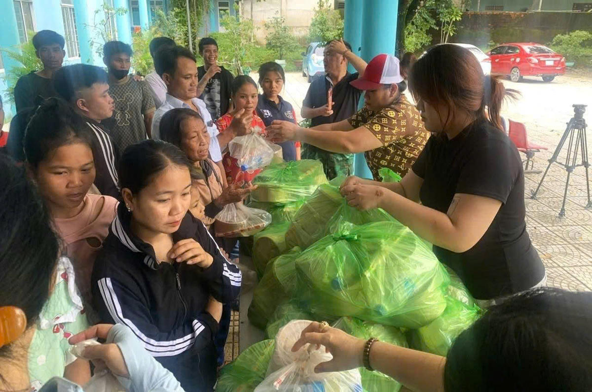 Cán bộ, chiến sĩ Ban Chỉ huy phòng thủ khu vực 3-Trà My trao suất cơm cho bệnh nhân. Ảnh: CV.