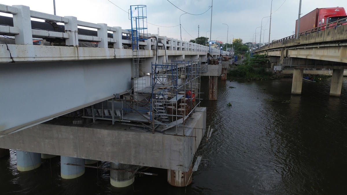 Phương pháp để các kỹ sư nâng cầu Bình Phước 1 tương tự như phương pháp nâng cầu Bình Triệu 1 trước đó, là sử dụng hệ thống kích thuỷ lực đồng bộ giữa dầm cầu và trụ cầu. Kỹ thuật này giúp nâng các khối cầu nặng hàng ngàn tấn lên từng bước một. Ảnh: Đ.Xá.