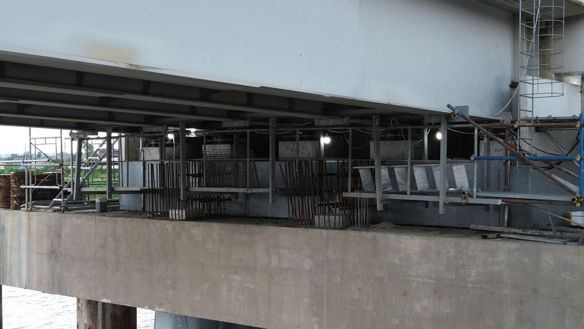 Có khoảng 100 hệ thống kích thuỷ lực được sử dụng để nâng cầu Bình Phước 1 hiện nay. Ảnh: Đ.Xá.