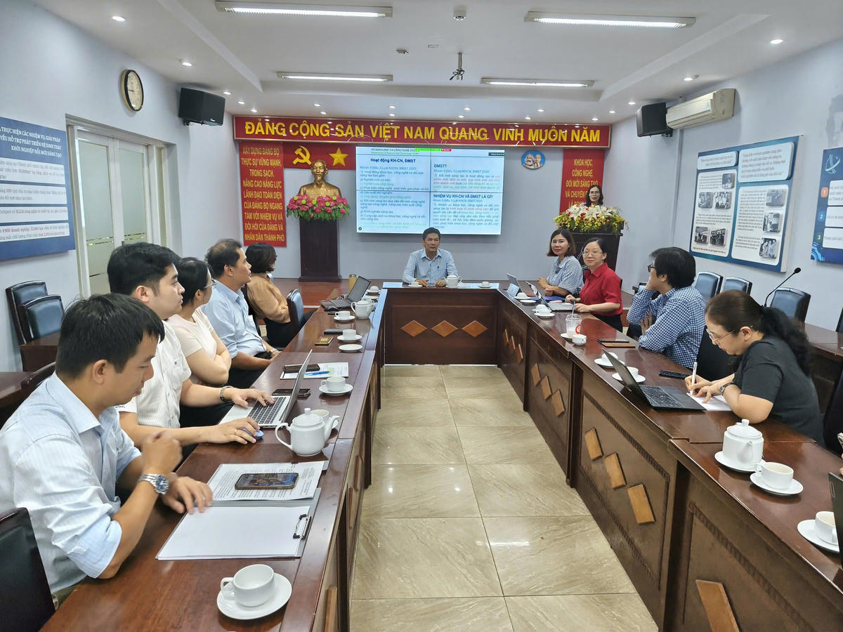 Hội nghị được tổ chức trực tiếp và trực tuyến qua nhiều điểm cầu ở phường, xã và đặc khu của TP Hồ Chí Minh. Ảnh: T.L