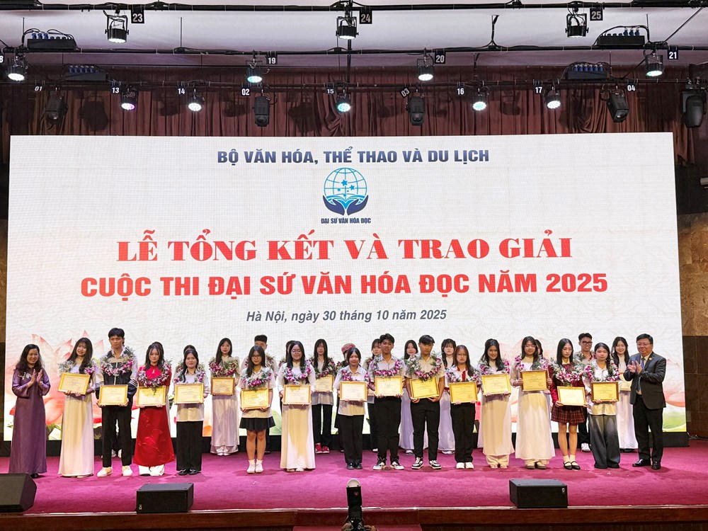 BTC trao giải cho các thí sinh cấp THPT. Ảnh: Đình Toán.