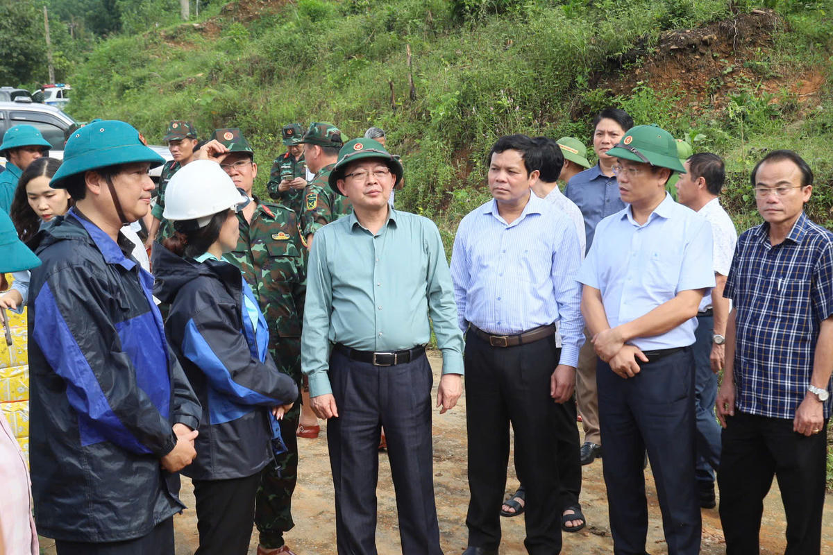Phó Thủ tướng Chính phủ Hồ Quốc Dũng (ở giữa) kiểm tra công tác khắc phục sạt lở tuyến đường Trà Lâm - Trà Hiệp, xã Thanh Bồng. Ảnh: CV.