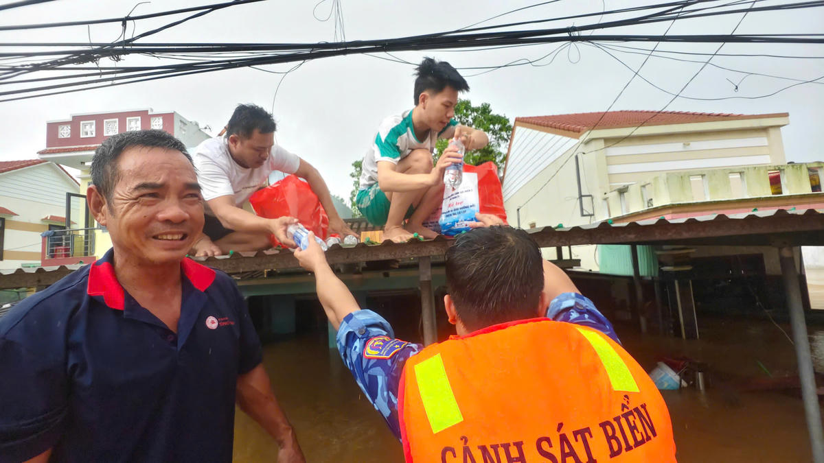 Lực lượng Cảnh sát biển đưa thực phẩm, nước uống cho người dân phường Hội An Tây. Ảnh: CV.