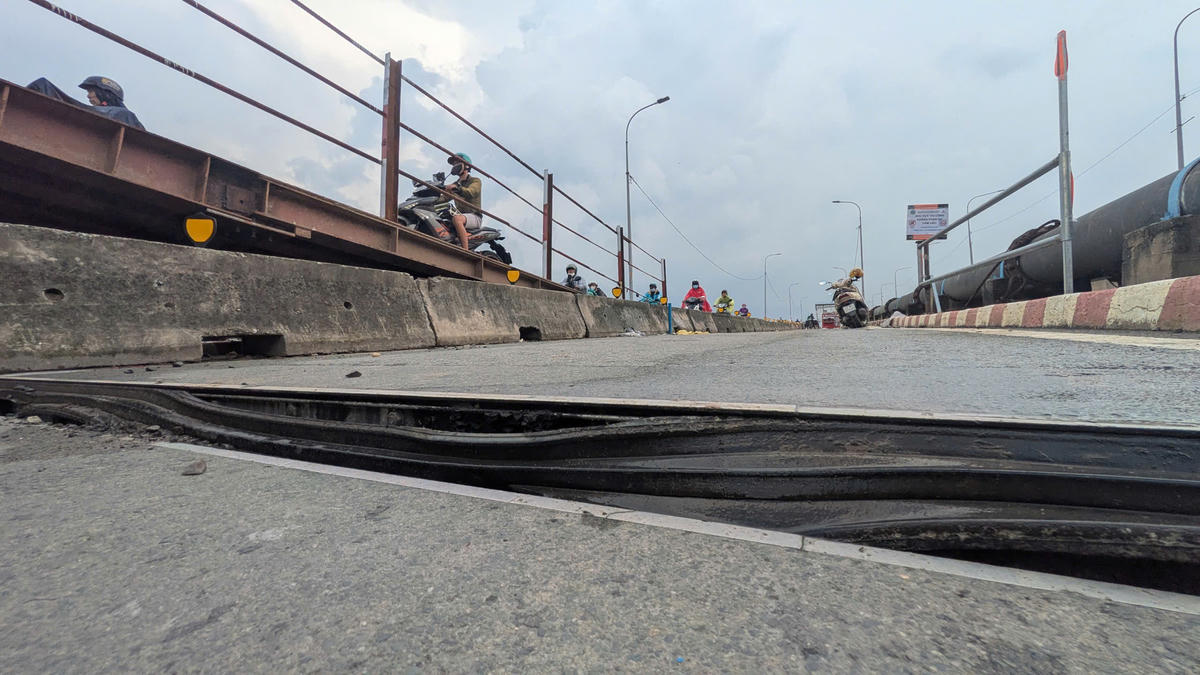 Mặt cầu được nâng lên từ từ, với mỗi lần kích sẽ cao thêm khoảng 4cm. Ảnh: Đ.Xá.