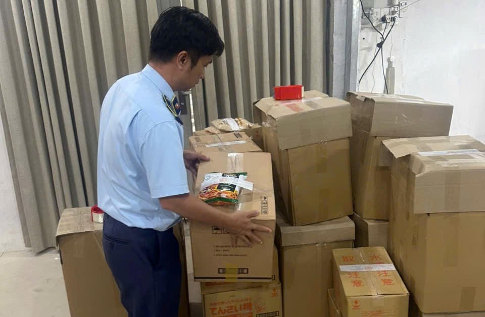 Hàng hóa không rõ nguồn gốc được lực lượng quản lý thị trường phát hiện và xử lý. Ảnh: QLTTT