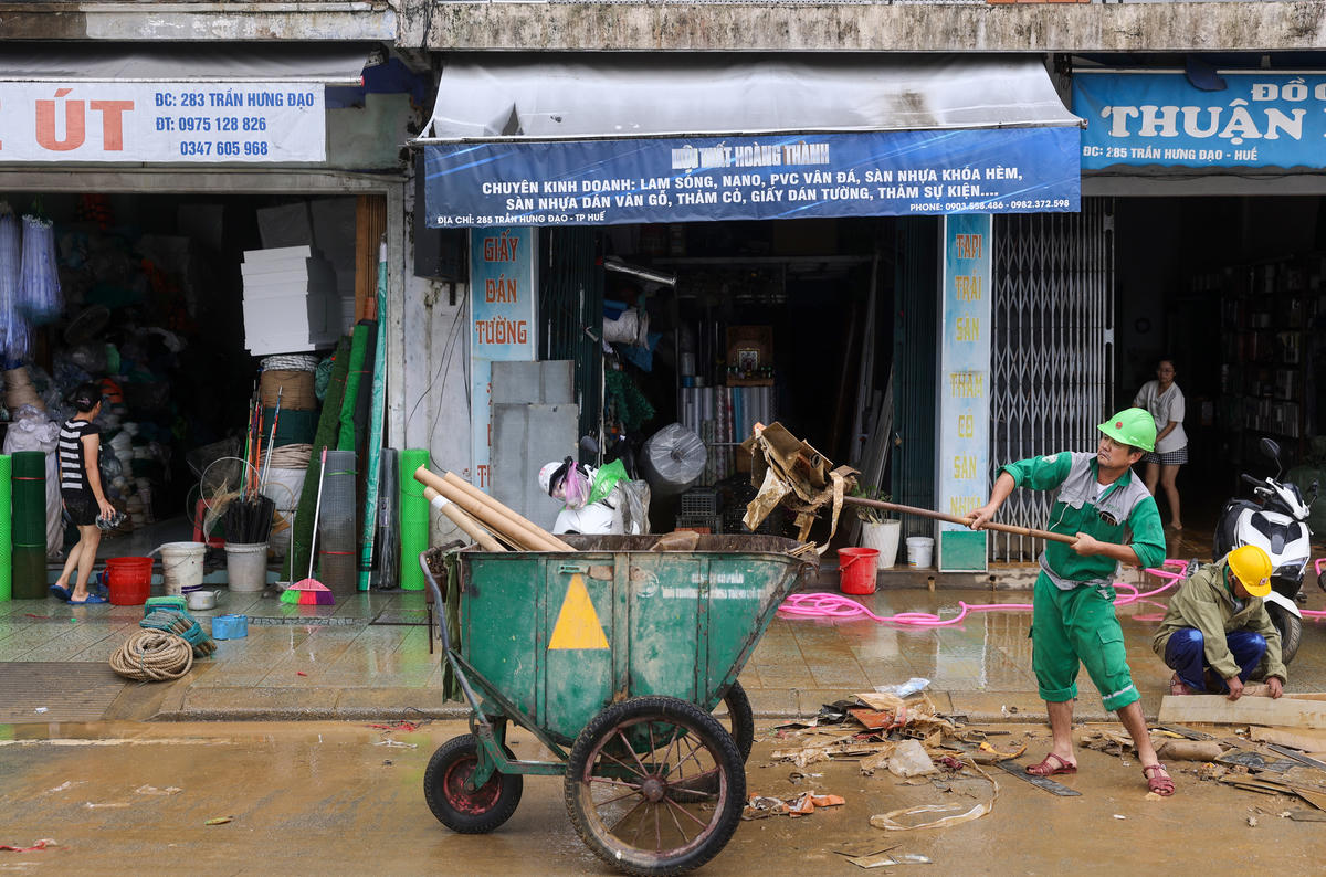 Việc vệ sinh tại các khu vực công cộng được thực hiện theo hình thức cuốn chiếu, “nước rút đến đâu, vệ sinh đến đó”; đồng thời tổ chức tiêu độc, khử khuẩn môi trường, phòng ngừa dịch bệnh, đảm bảo an toàn vệ sinh sau mưa lũ.&nbsp; Ảnh: CTV.