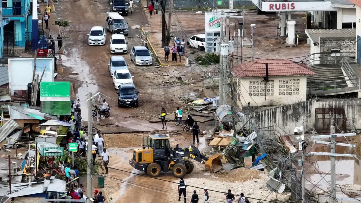 Cảnh tan hoang do bão Melissa gây ra ở Santa Cruz, Jamaica. Nguồn: CNN.
