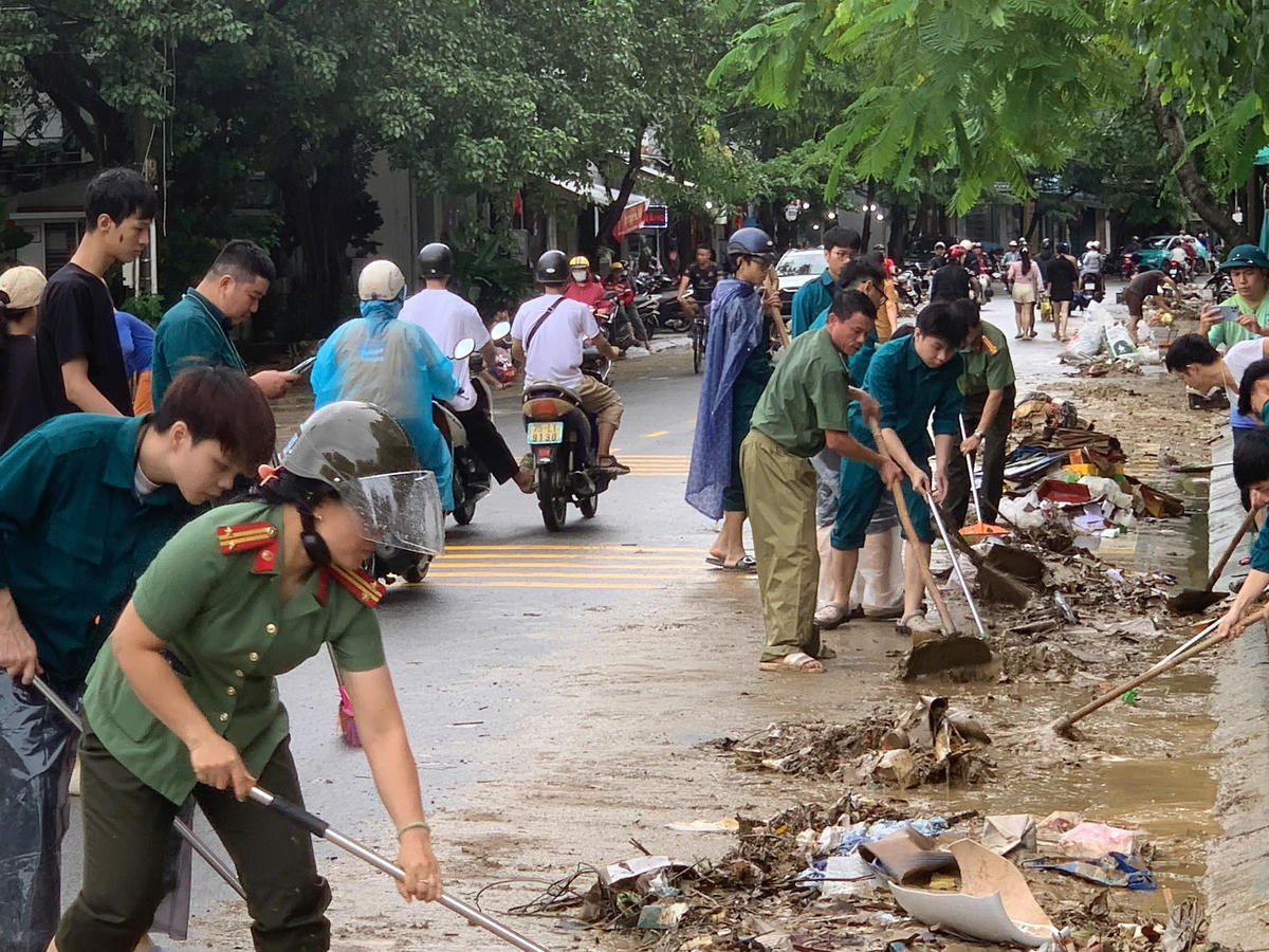Thành phố Huế huy động tối đa lực lượng, phương tiện và sự vào cuộc của toàn hệ thống chính trị để nhanh chóng phục hồi sau mưa lũ, quyết tâm vừa khắc phục hậu quả thiên tai, vừa ổn định sản xuất, sinh hoạt cho người dân.&nbsp; Ảnh: CTV.