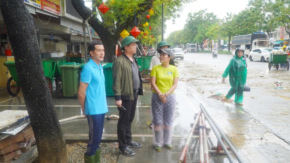 Ông Nguyễn Thanh Bình - Phó Chủ tịch Thường trực UBND thành phố Huế cho biết, thành phố đã yêu cầu các địa phương, đơn vị khẩn trương ra quân dọn dẹp vệ sinh môi trường, khơi thông cống rãnh, thu gom rác thải ngay sau khi nước rút; sớm ổn định đời sống người dân, khôi phục sản xuất, đảm bảo cảnh quan đô thị xanh - sạch - đẹp.&nbsp; Ảnh: CTV.