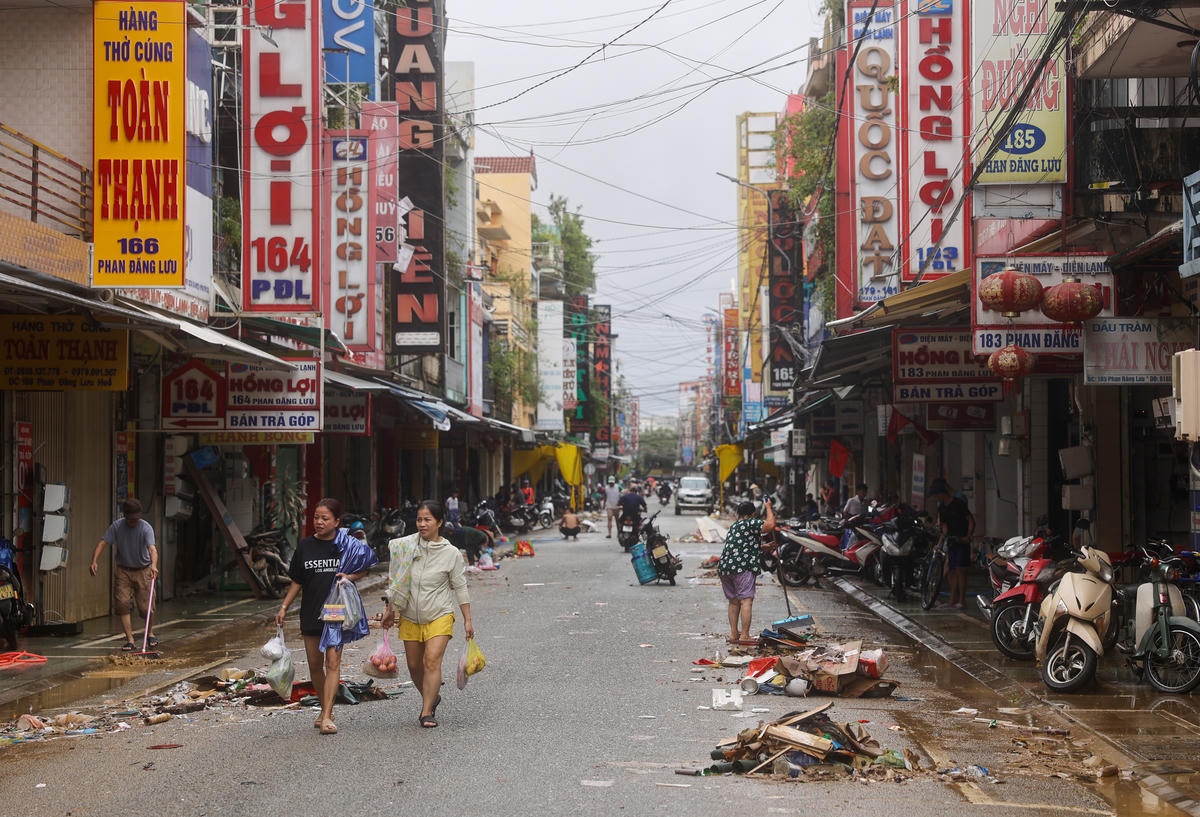 Nước lũ rút cũng là lúc người dân vùng bị ngập tranh thủ dọn dẹp vệ sinh, sớm ổn định cuộc sống.&nbsp; Ảnh: CTV.