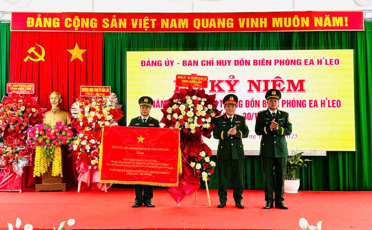 Lãnh đạo Bộ Chỉ huy Quân sự tỉnh Đắk Lắk trao Bức trướng cho đồn Biên phòng Ea H'Leo. Ảnh: Thanh Nga.