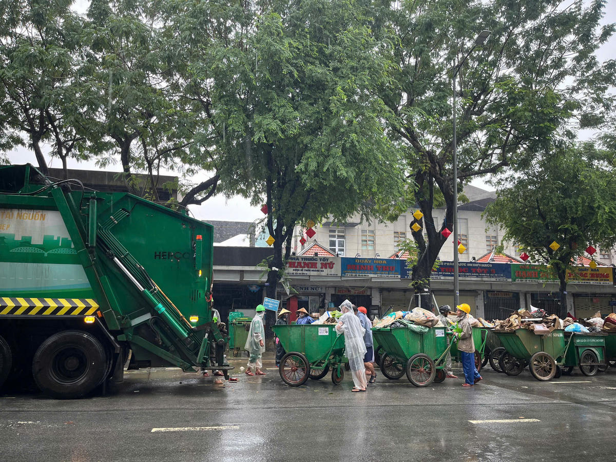 Cùng với đó, Công ty Môi trường và Công trình đô thị Huế mong muốn người dân giữ gìn vệ sinh sau lũ. Ngoài ra, đơn vị luôn chủ động, khẩn trương nhưng vẫn trên tinh thần điều động nhân lực trực chiến sẵn ở vùng cao và vùng nước đã rút để thực hiện nhiệm vụ nhằm đảm bảo an toàn cho người lao động là trên hết.&nbsp; Ảnh: CTV.
