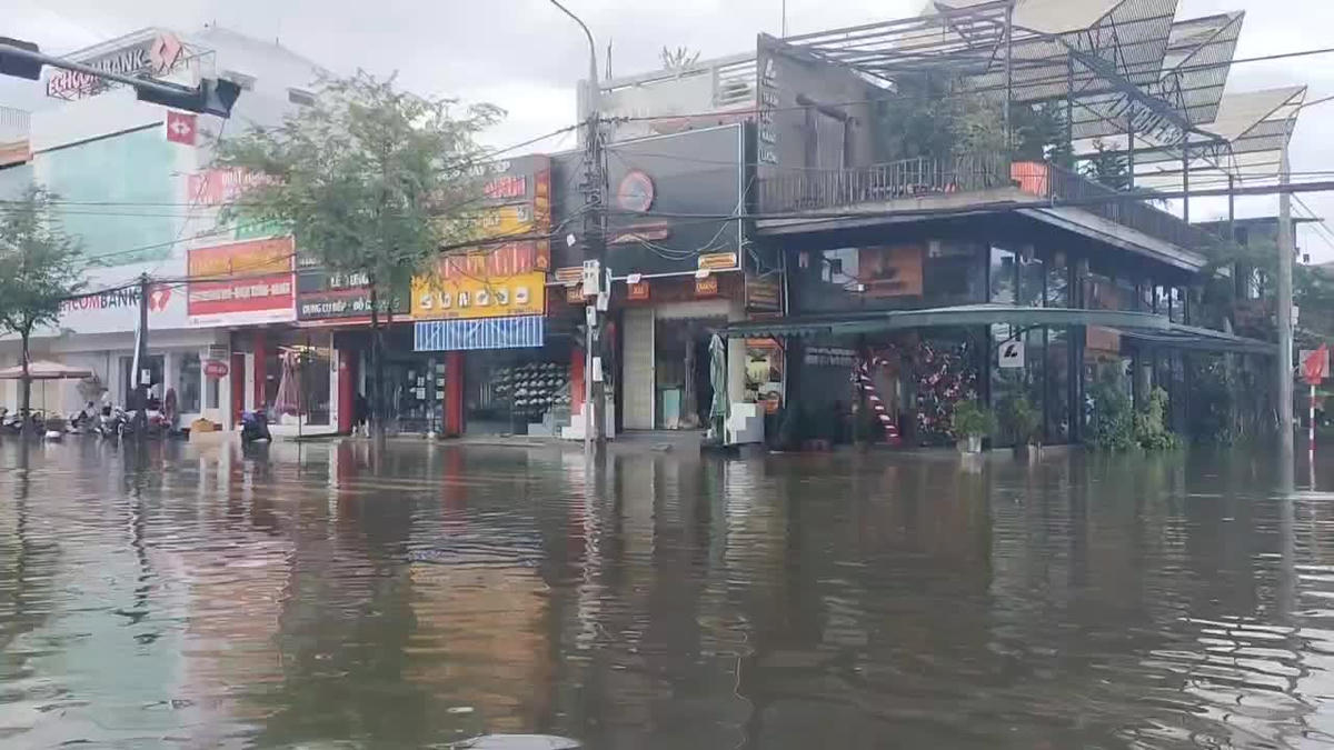 Đường Phan Châu Trinh, phường Tam Kỳ bị ngập nước. Ảnh: T. Thành.