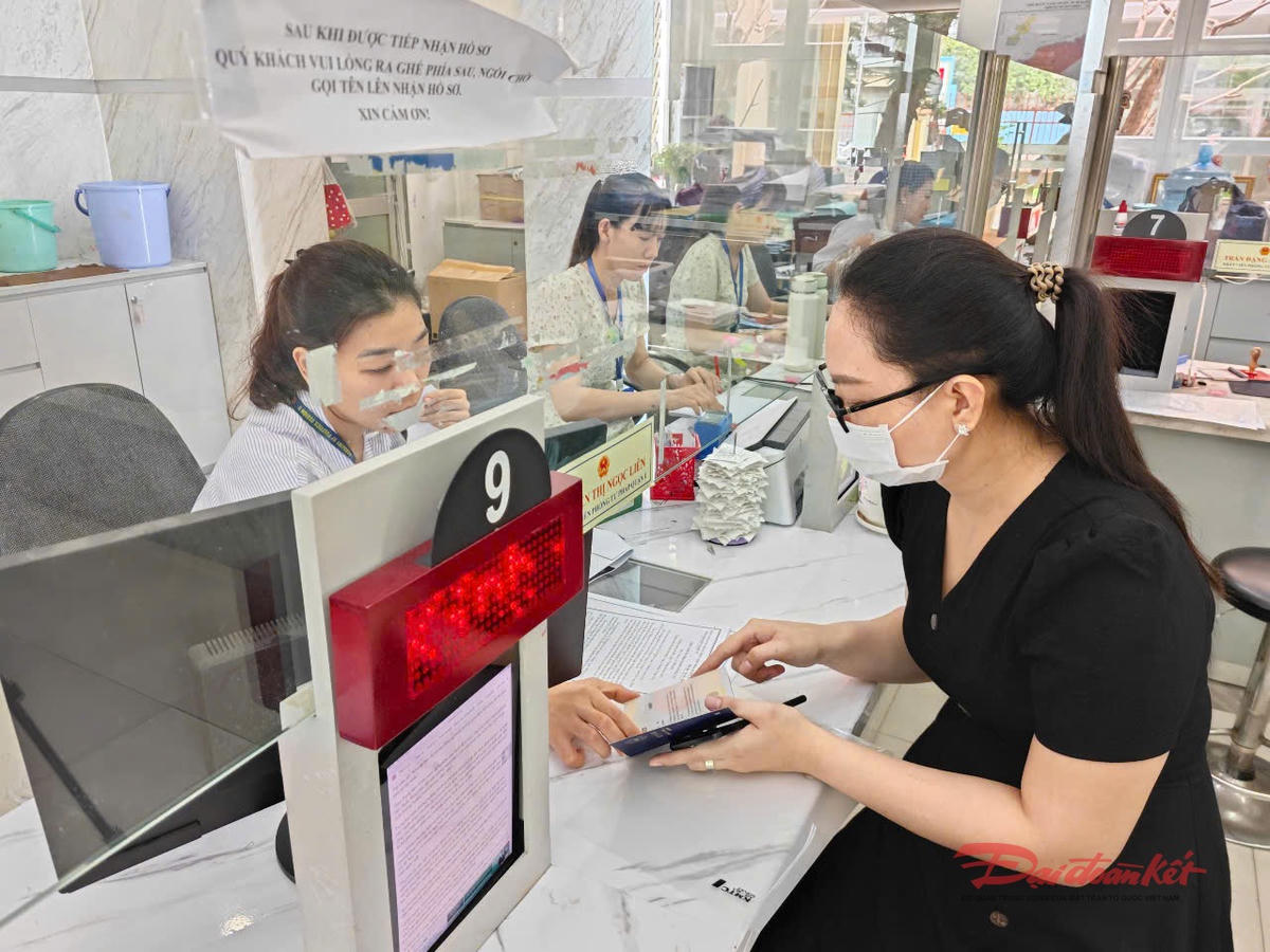 Người dân thực hiện thủ tục hành chính tại UBND phường Sài Gòn, TP Hồ Chí Minh. Ảnh: Hồng Phúc.&nbsp;