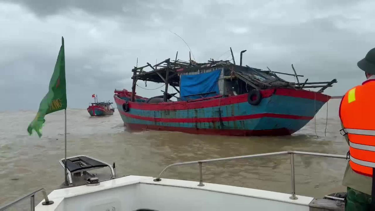 Lực lượng chức năng ứng cứu tàu cá đứt dây neo trôi dạt trên biển. Ảnh: CV.