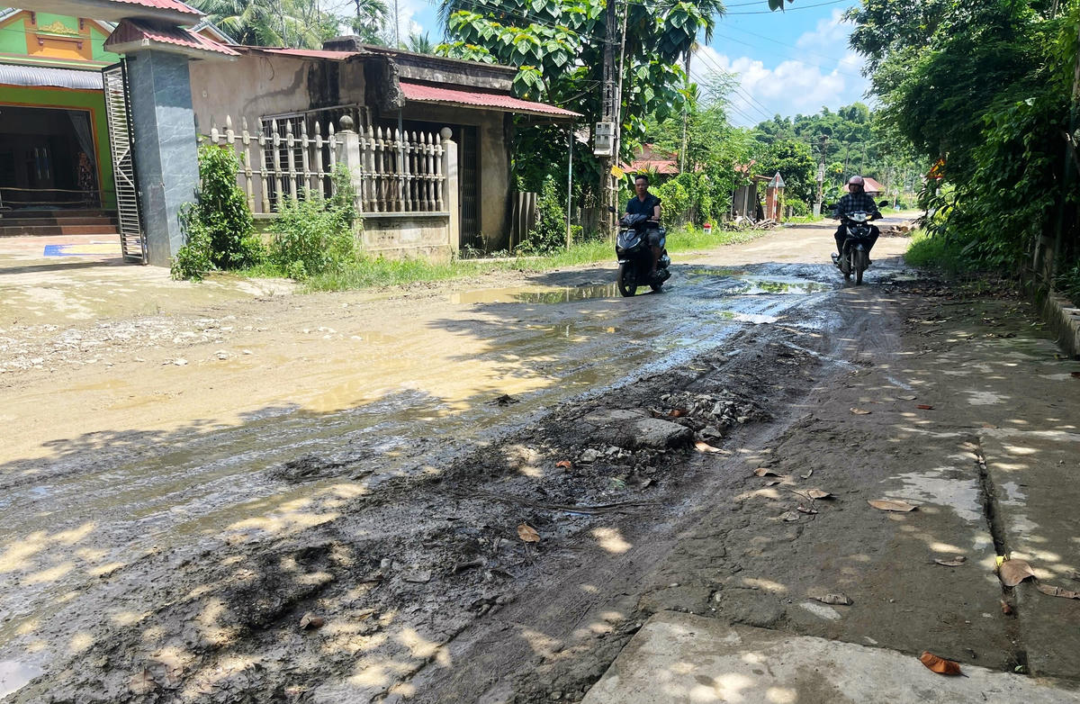Ở nhiều đoạn, mặt đường chỉ còn lại đá dăm, bùn đất... Ảnh: Nguyễn Chung.