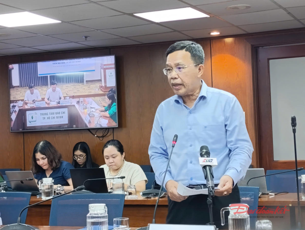 Ông Hoàng Phúc Dũng - Phó Trưởng Phòng Phòng Hạ tầng Kỹ thuật thuộc Sở Xây dựng TP Hồ Chí Minh thông tin tại buổi họp báo. Ảnh: Hồng Phúc.