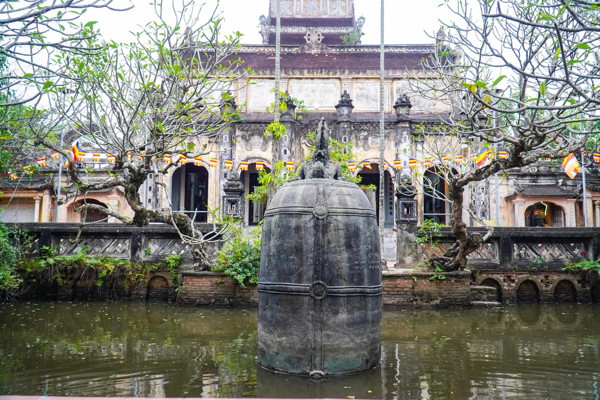 Ngoài ra, chùa còn lưu giữ nhiều hiện vật quý, trong đó nổi bật là quả chuông Đại Hồng Chung nặng khoảng 9 tấn, cao 4,2 m, đường kính 2,2 m, được đúc năm 1936. Thân chuông khắc chữ Hán và hoa văn cánh sen, hoa lá. Trong thời kỳ kháng chiến, chuông từng được hạ xuống hồ trước chùa để bảo quản, đến năm 1954 mới được đưa lên đặt giữa hồ như hiện nay. Quả chuông này được ghi nhận là một trong những chuông lớn nhất Việt Nam. Ảnh: Đình Minh