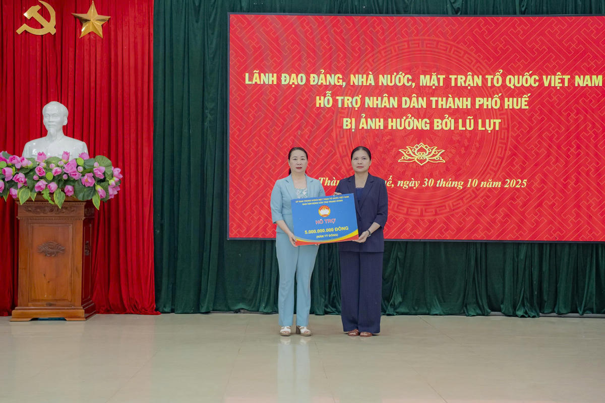 Bà Hà Thị Nga - Phó Chủ tịch Ủy ban Trung ương Mặt trận Tổ quốc Việt Nam trao cho nhân dân TP Huế 5 tỷ đồng khắc phục hậu quả mưa lũ. Ảnh: N.H.
